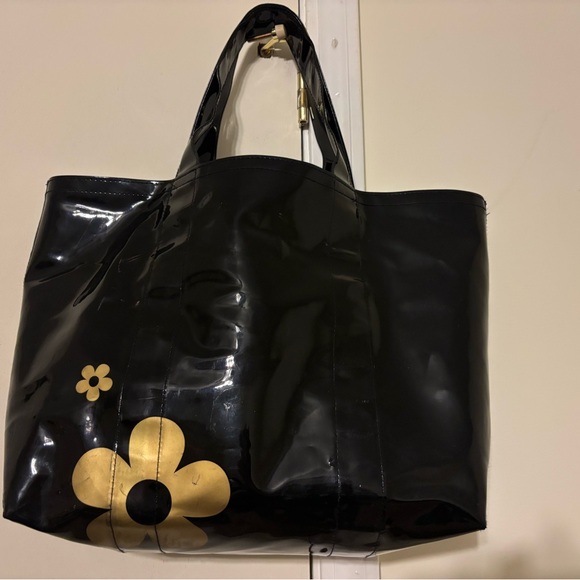 Marc Jacobs Daisy Large Daisy Black Patent Shopper Tote Bag - Picture 2 of 8